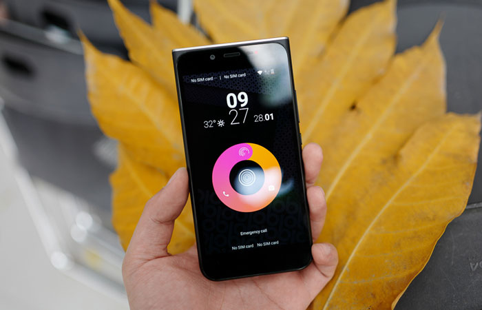 Màn hình 5 inch mặt kính nổi trên Điện thoại OBI MV1 